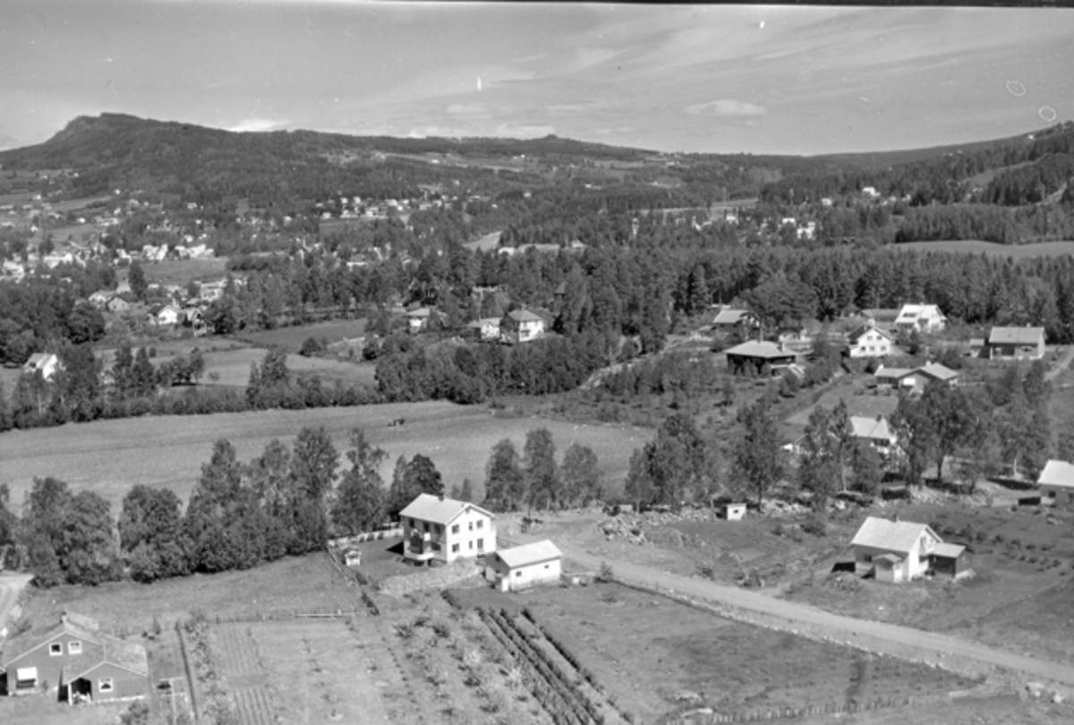 Widerøes Flyveselskap A/S, Flyfoto av Parkvegen, Vogngutua, Nerkvern, Brumunddal.