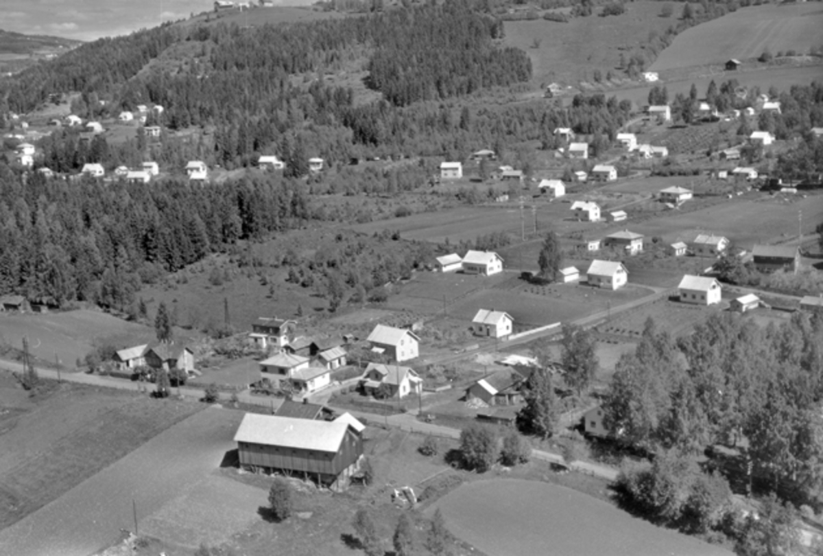 Widerøes Flyveselskap A/S, Flyfoto av Kongsvegen, Vesselbakken, Konglehol, Brumunddal.