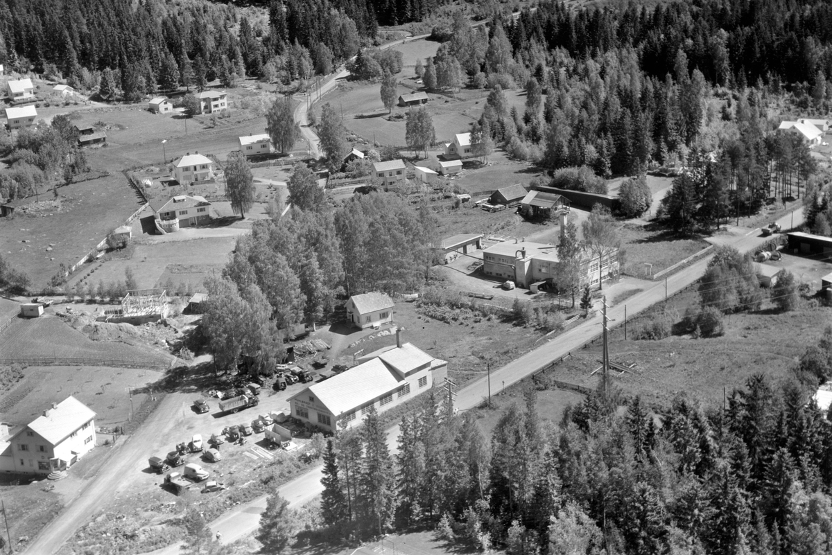 Widerøes Flyveselskap A/S, Flyfoto av Furnesvegen, Mørkvedvegen, Brumunddal. Til venstre er Holdens kolonial, Mühlbradts bilverksted og trevarefabrikken.