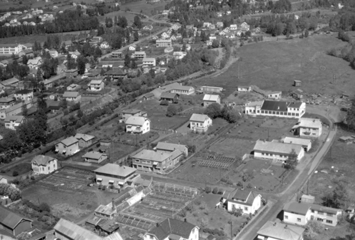 Widerøes Flyveselskap A/S, Flyfoto av Brumunddal. Industrigata, Brumunda, Veldresiden.