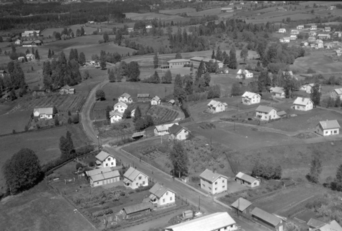 Widerøes Flyveselskap A/S, Flyfoto av Fagerlundvegen og Bakkehaugvegen, Brumunddal.
