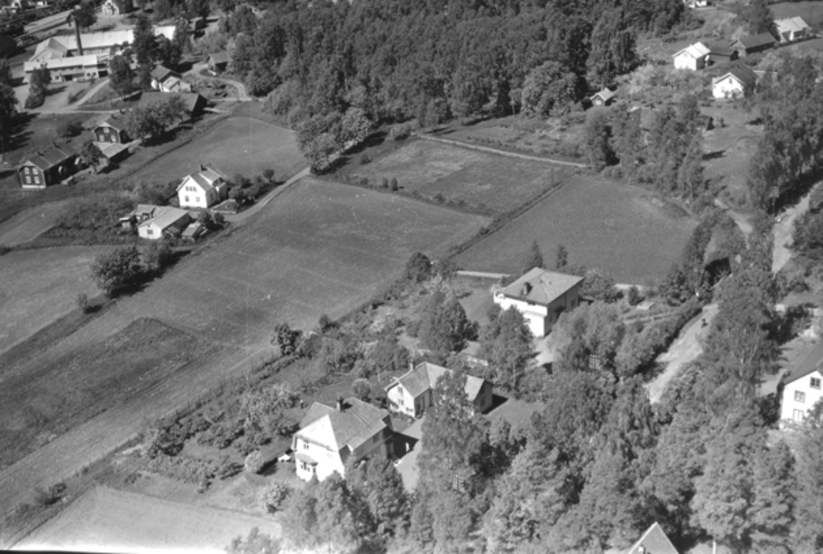 Widerøes Flyveselskap A/S, Flyfoto av Kongsvegen, Parkvegen, Vogngutua, Husebyparken. Brumunddal.
