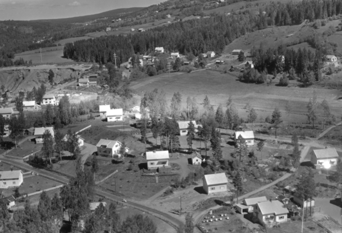 Widerøes Flyveselskap A/S, Flyfoto av Liavegen, Øverkvernvegen, Øverkvern grustak, Brumunddal.