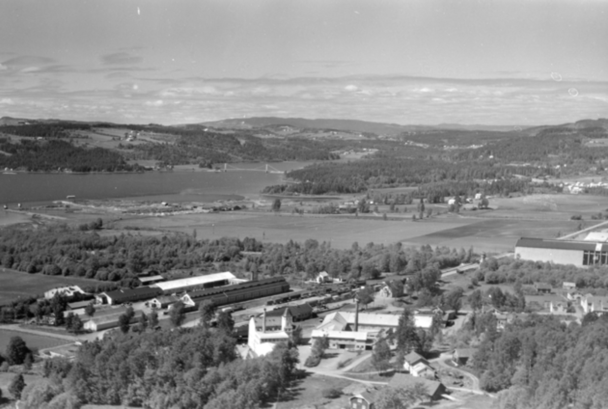 Widerøes Flyveselskap A/S, Flyfoto av Globus Maskinfabrikk, Brumunddal jernbanestasjon, potetmelfabrikken, Høyens Konfeksjonsfabrikk. Utsikt mot Veldre og Ringsaker.