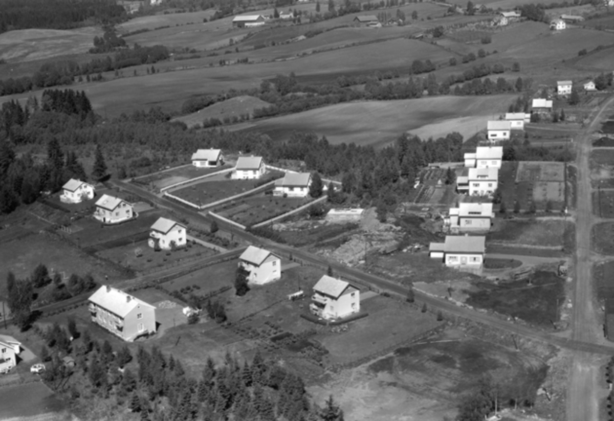 Widerøes Flyveselskap A/S, Flyfoto av bebyggelse ved Damvegen, Veldrevegen, Brumunddal.