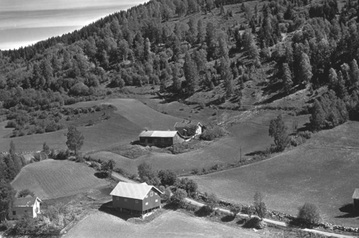 Widerøes Flyveselskap A/S, Flyfoto av ukjent gardsbruk, Nordåsvegen, Brumunddal.