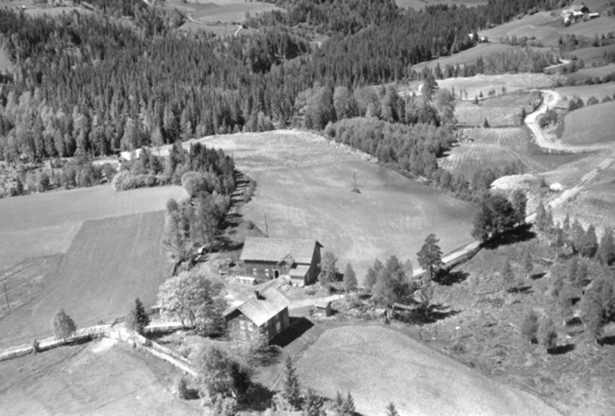 Widerøes Flyveselskap A/S, Flyfoto av Lille Dalseng gård, Brumund, Ringsaker.