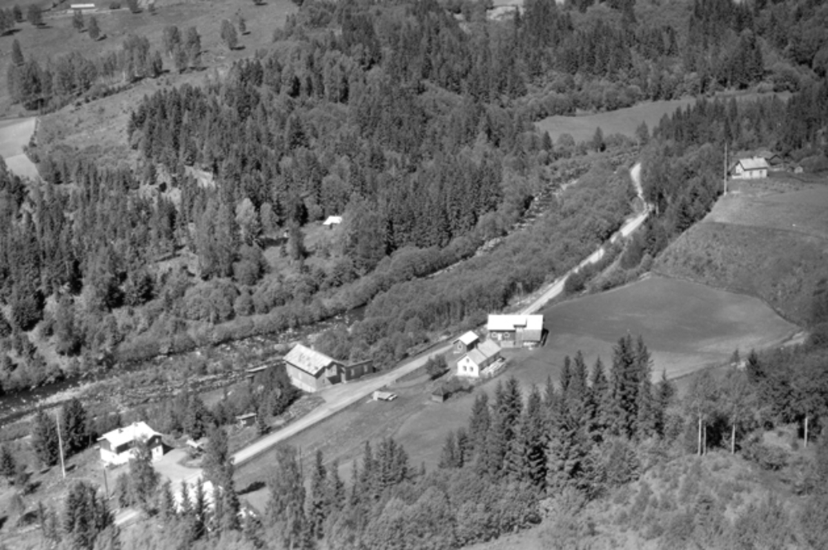 Widerøes Flyveselskap A/S, Flyfoto av Hagelund mølle, bebyggelse, Djupdalen, Brumunddal.