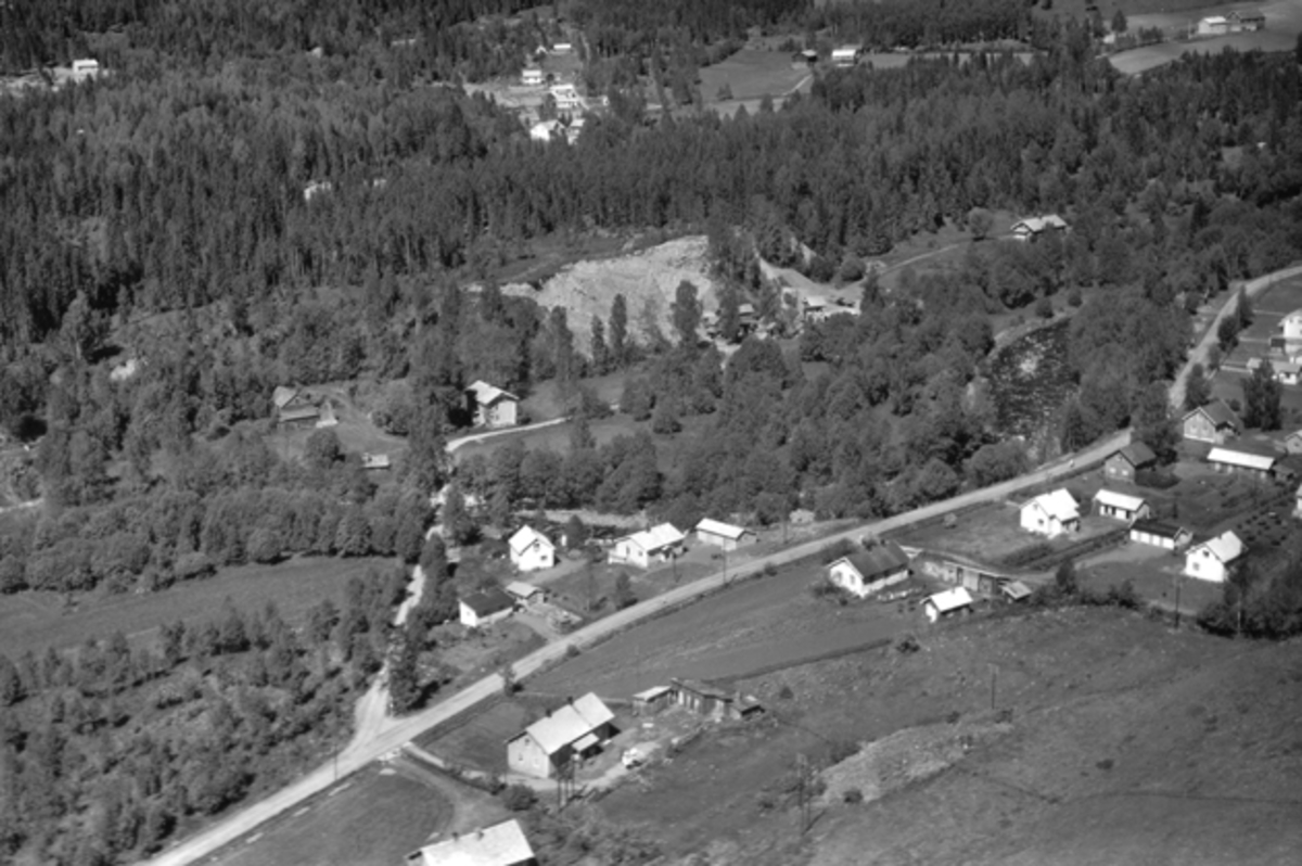 Widerøes Flyveselskap A/S, Flyfoto av bebyggelse i Djupdalen, Mausetvegen, Gåskvern grustak, Brumunddal.