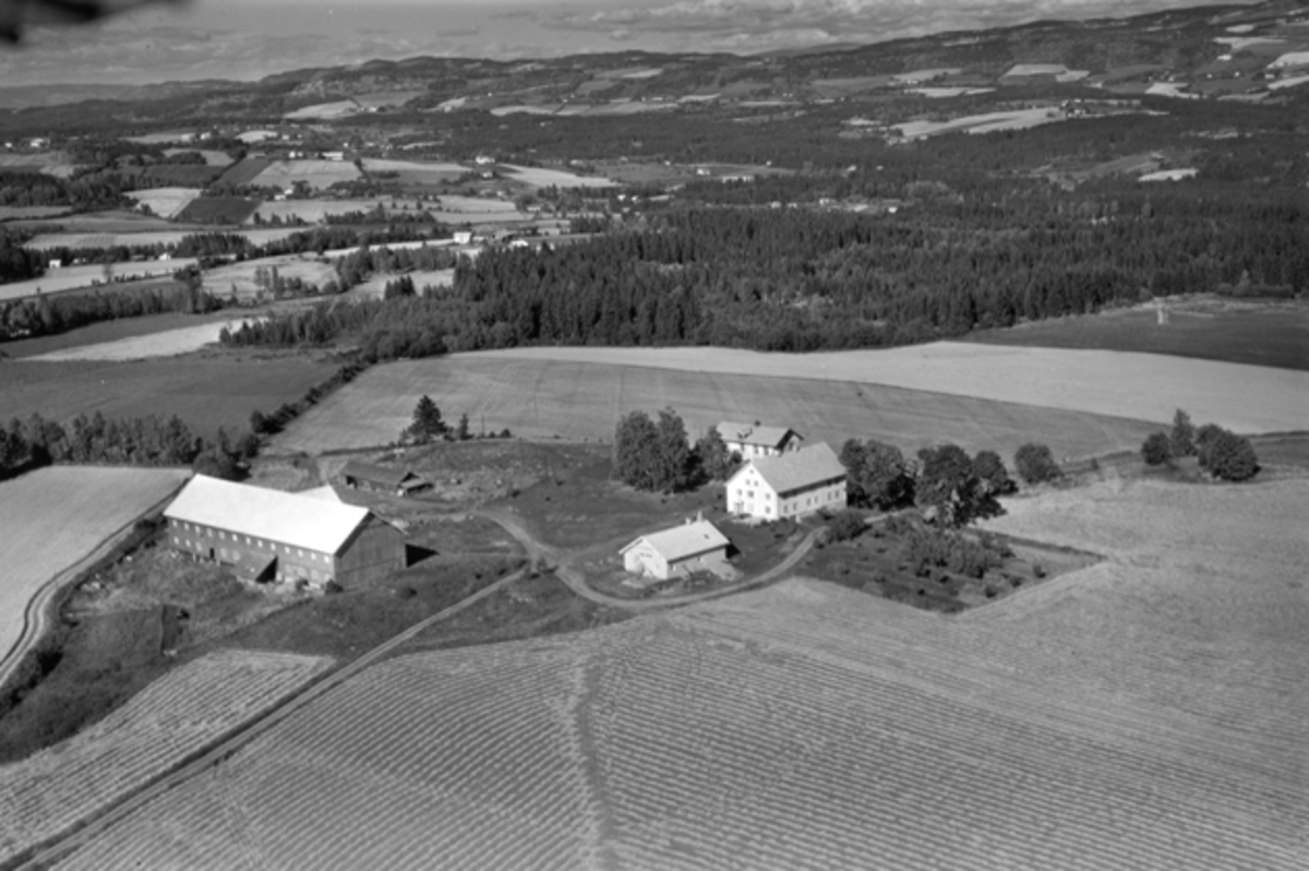 Widerøes Flyveselskap A/S, Flyfoto av Kvalstad gard, Veldre, Ringsaker.