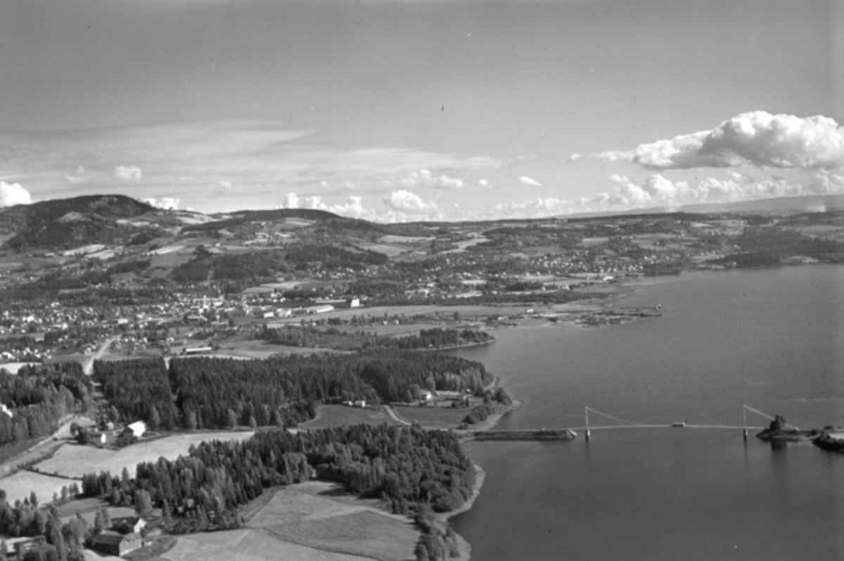 Widerøes Flyveselskap A/S, Flyfoto av Brumunddal, Furnesfjorden, Framnesbrua, Høsbjøråsen.