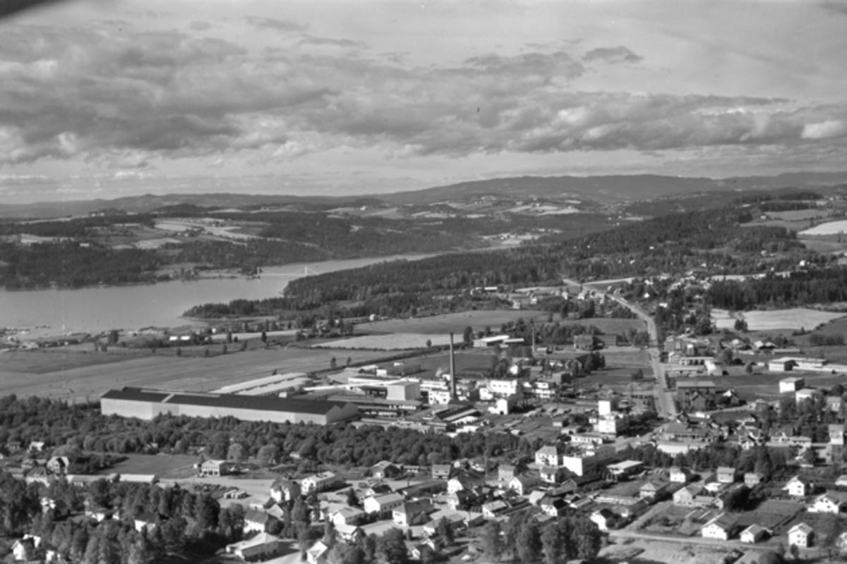 Widerøes Flyveselskap A/S, Flyfoto av Berger Langmoen A/S, bebyggelse i Brumunddal, Veldre og Ringsaker.
