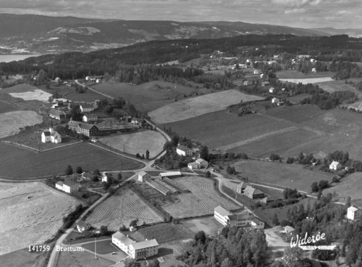 Widerøes Flyveselskap A/S, Flyfoto av Brøttum kirke, Ringsaker. Mæhlum søndre og nordre. Landskapet rundt. Brøttum skole.