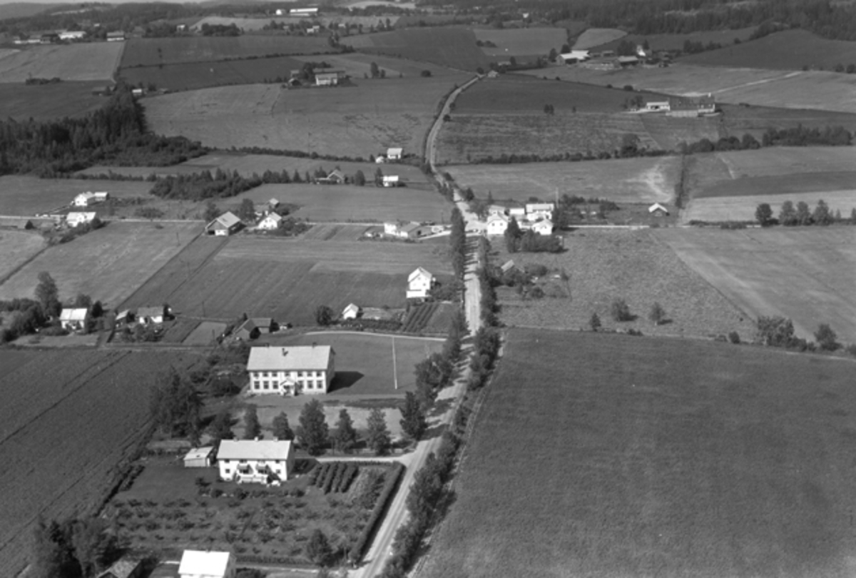 Widerøes Flyveselskap A/S, Flyfoto, skole, Årengen, Nes, Hedmark.