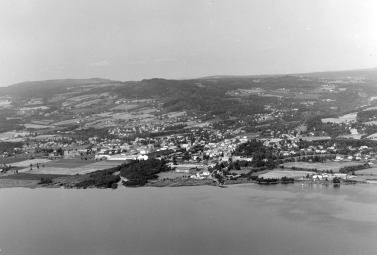 Widerøes Flyveselskap A/S, Flyfoto av Brumunddal med omegn fra Mjøssiden.