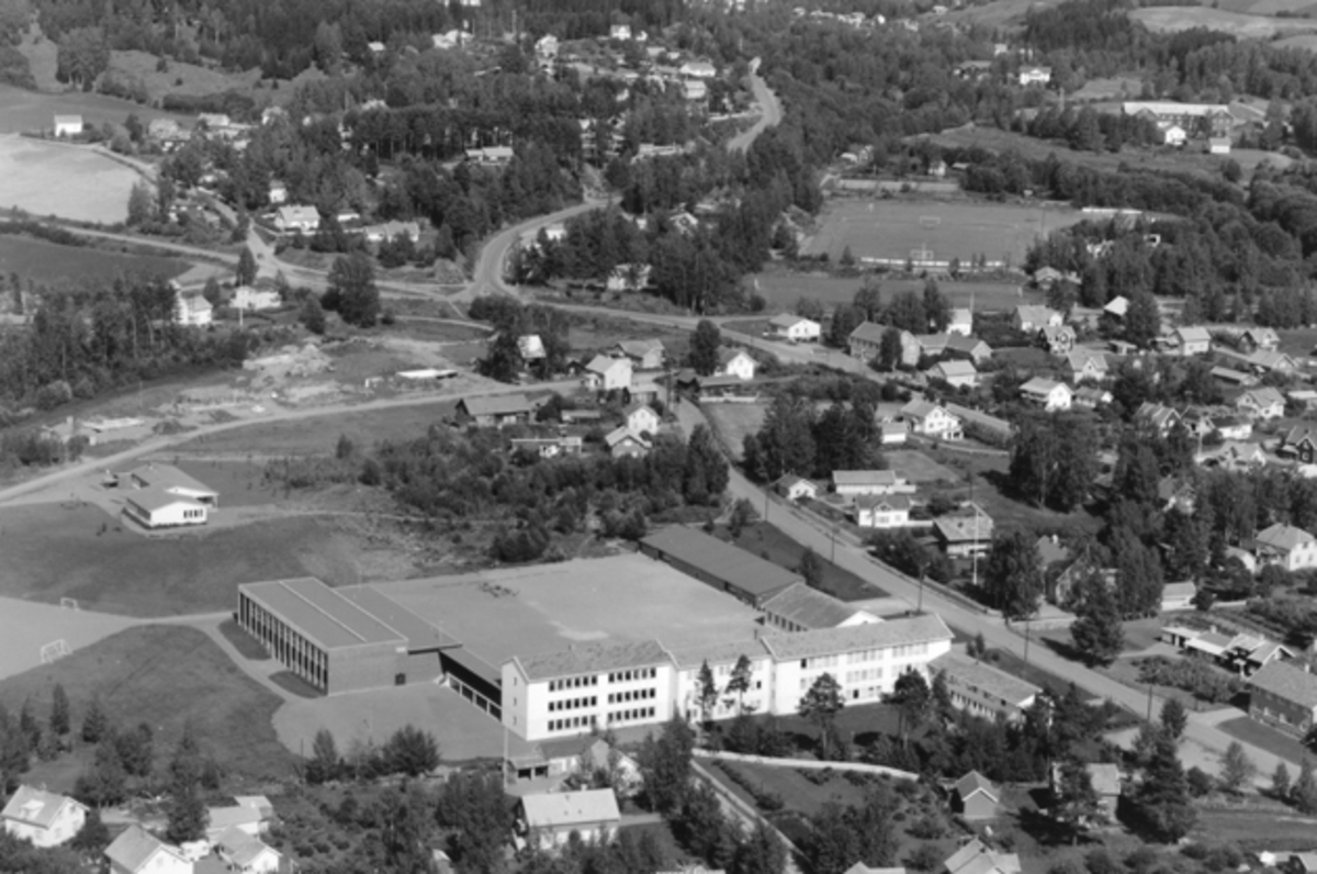 Widerøes Flyveselskap A/S, Flyfoto av Brumunddal realskole og gymnas, Brumunddal videregående skole, Skolevegn.