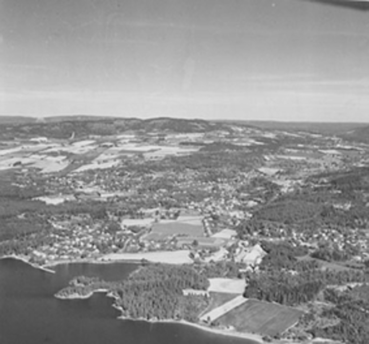 Widerøes Flyveselskap A/S, Flyfoto av Moelv med omegn. Tatt fra stor høyde.