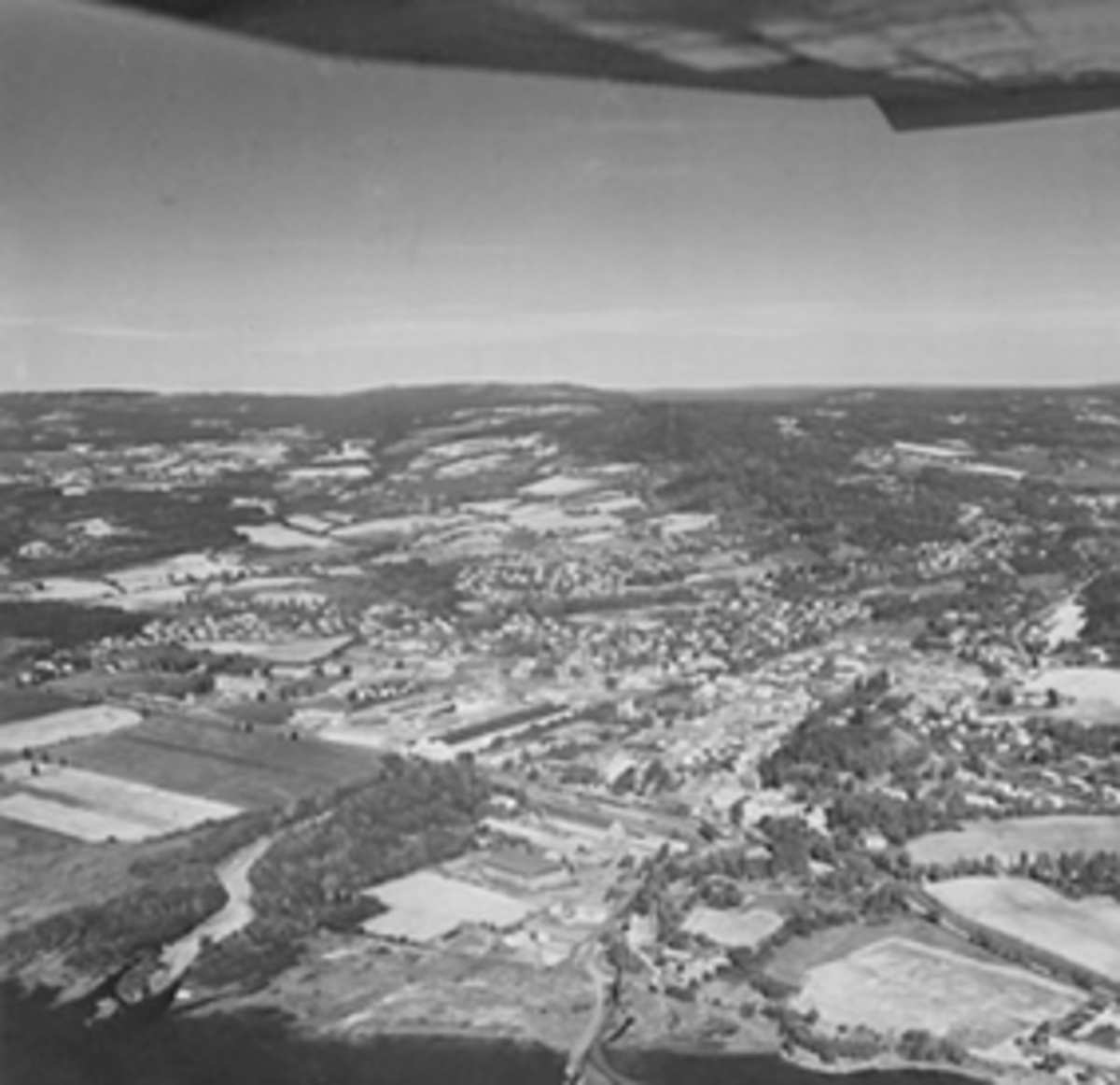 Widerøes Flyveselskap A/S, Flyfoto av Brumunddal, stor oversikt med utløpet av Brumunddal.