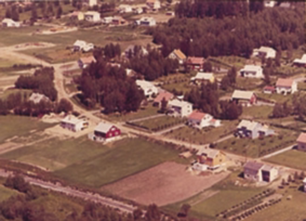 Widerøes Flyveselskap A/S, Flyfoto av bebyggelse ved Parkvegen, Nerkvern, Brumunddal.