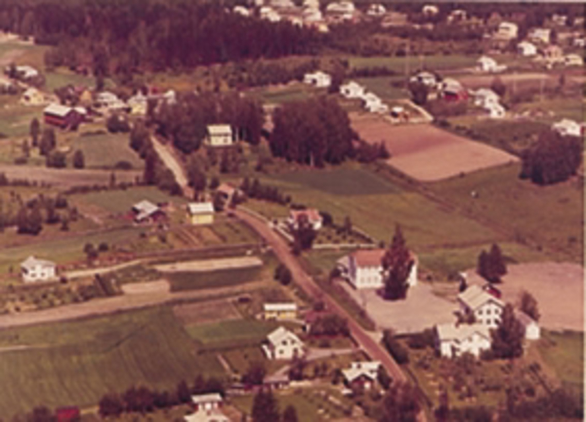 Widerøes Flyveselskap A/S, Flyfoto av Mørkved skole, Kongsvegen, Brumunddal.