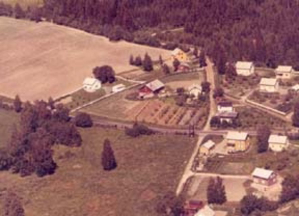 Widerøes Flyveselskap A/S, Flyfoto av Stenbekk, boligfelt, Brumunddal.