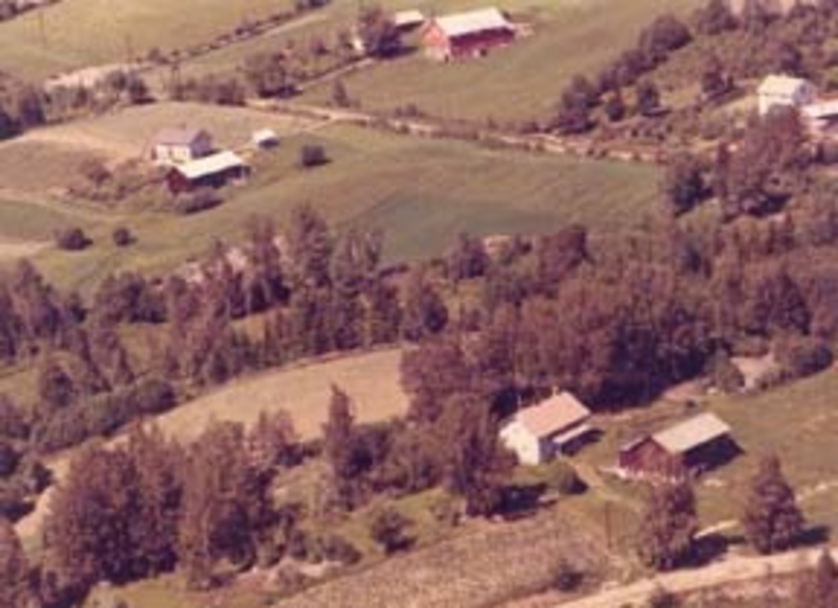 Widerøes Flyveselskap A/S, Flyfoto, Grindalen i forgrunnen. Negård og Øvergård i bakgrunnen. Furnes, Ringsaker.