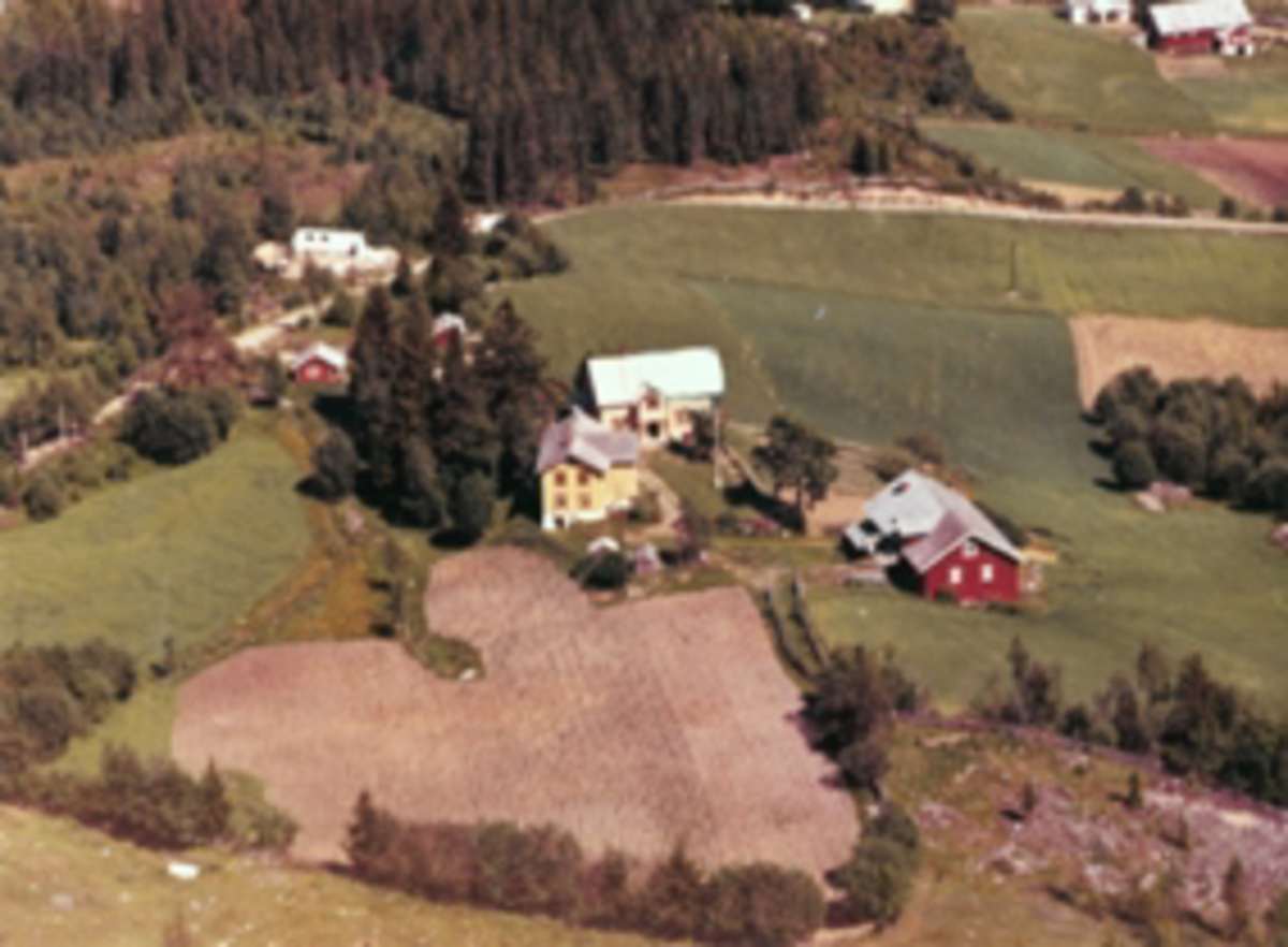 Widerøes Flyveselskap A/S, Flyfoto av Holen barnepensjonat, Furnes, Ringsaker. Dalseng i øvre høyre hjørne.