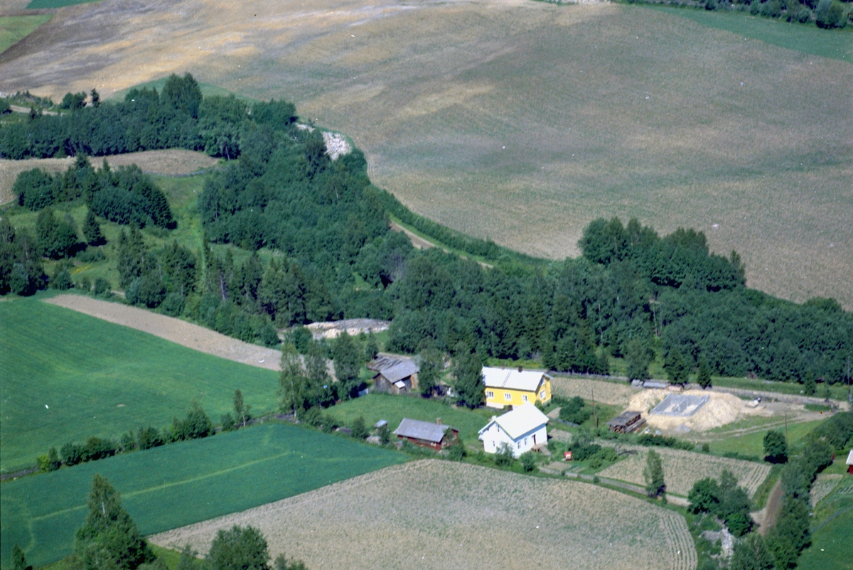 Widerøes Flyveselskap A/S, Flyfoto av Grønvold og Vestad under Skjelset gård. Blændkønnvegen i bakgrunnen
