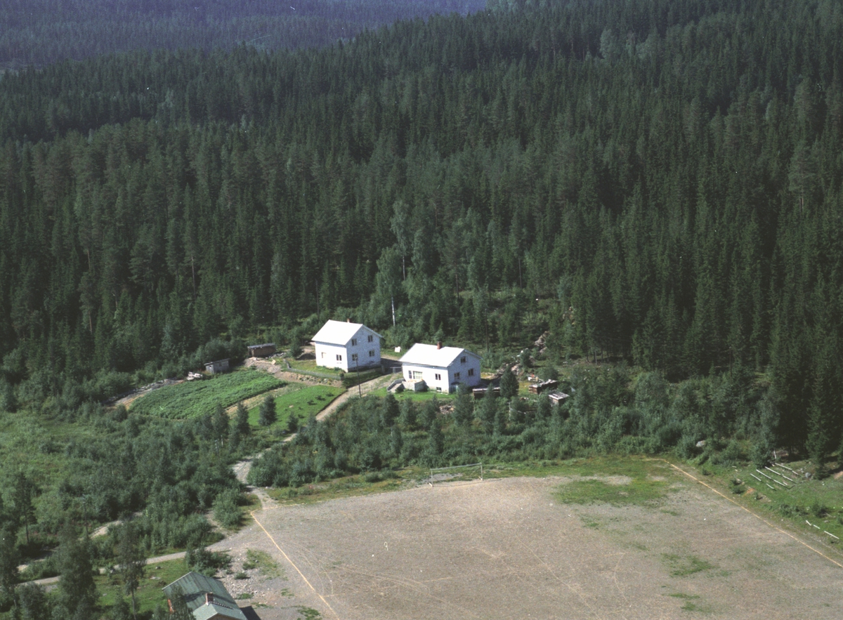 Anno Domkirkeodden, Flyfoto av Fjellbu ved Brufoss fotballbane, Næroset, Ringsaker.