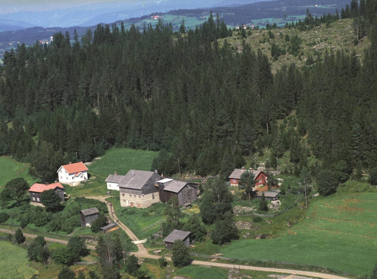 Widerøes Flyveselskap A/S, Flyfoto av Kløvstad søndre, Brøttum, Ringsaker.