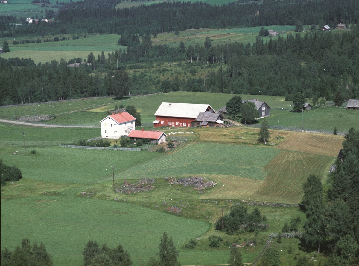 Widerøes Flyveselskap A/S, Flyfoto, Haugen gard, Brøttum, Ringsaker.