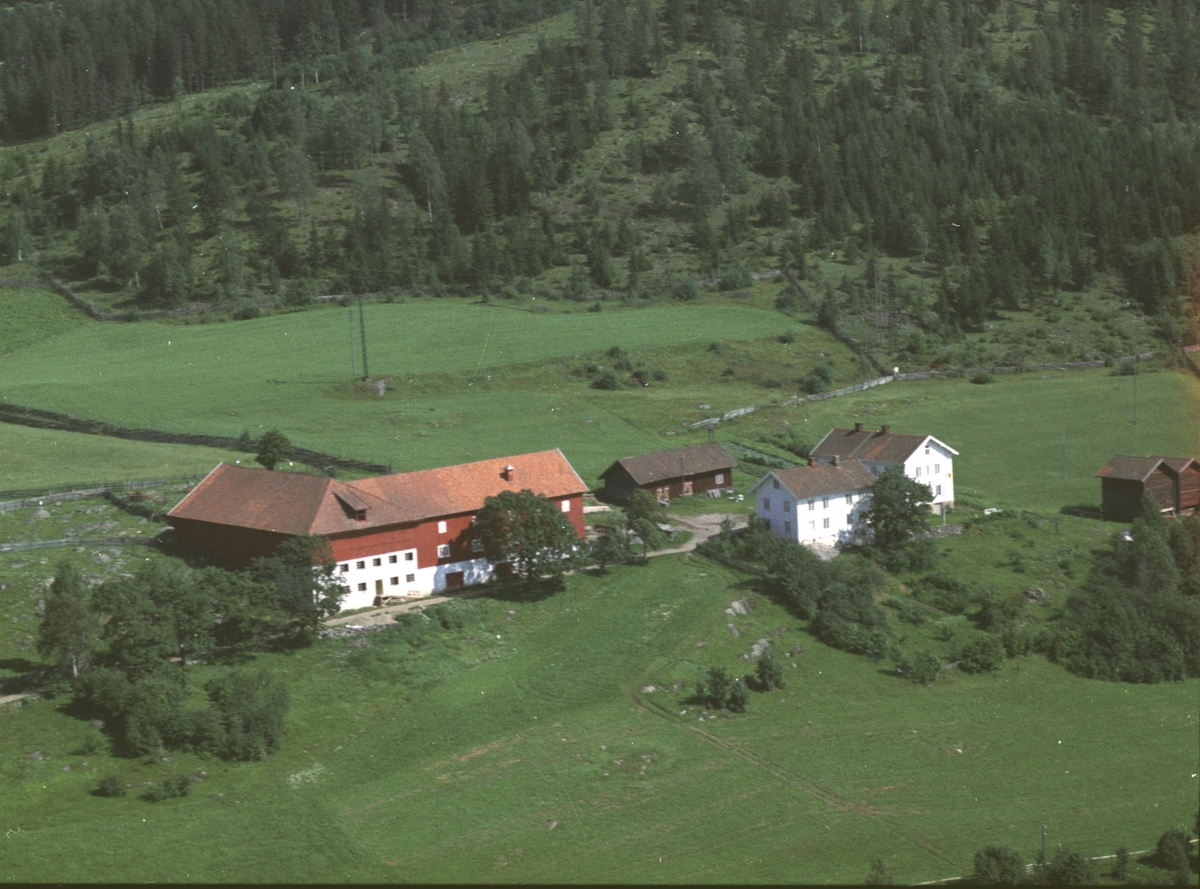 Widerøes Flyveselskap A/S, Flyfoto av Ulven gard, Brøttum, Ringsaker.