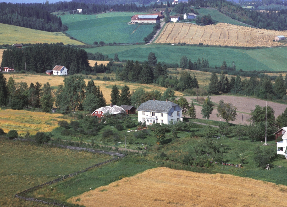 Widerøes Flyveselskap A/S, Flyfoto, føderådsbygningen, Stav store, Ringsaker.