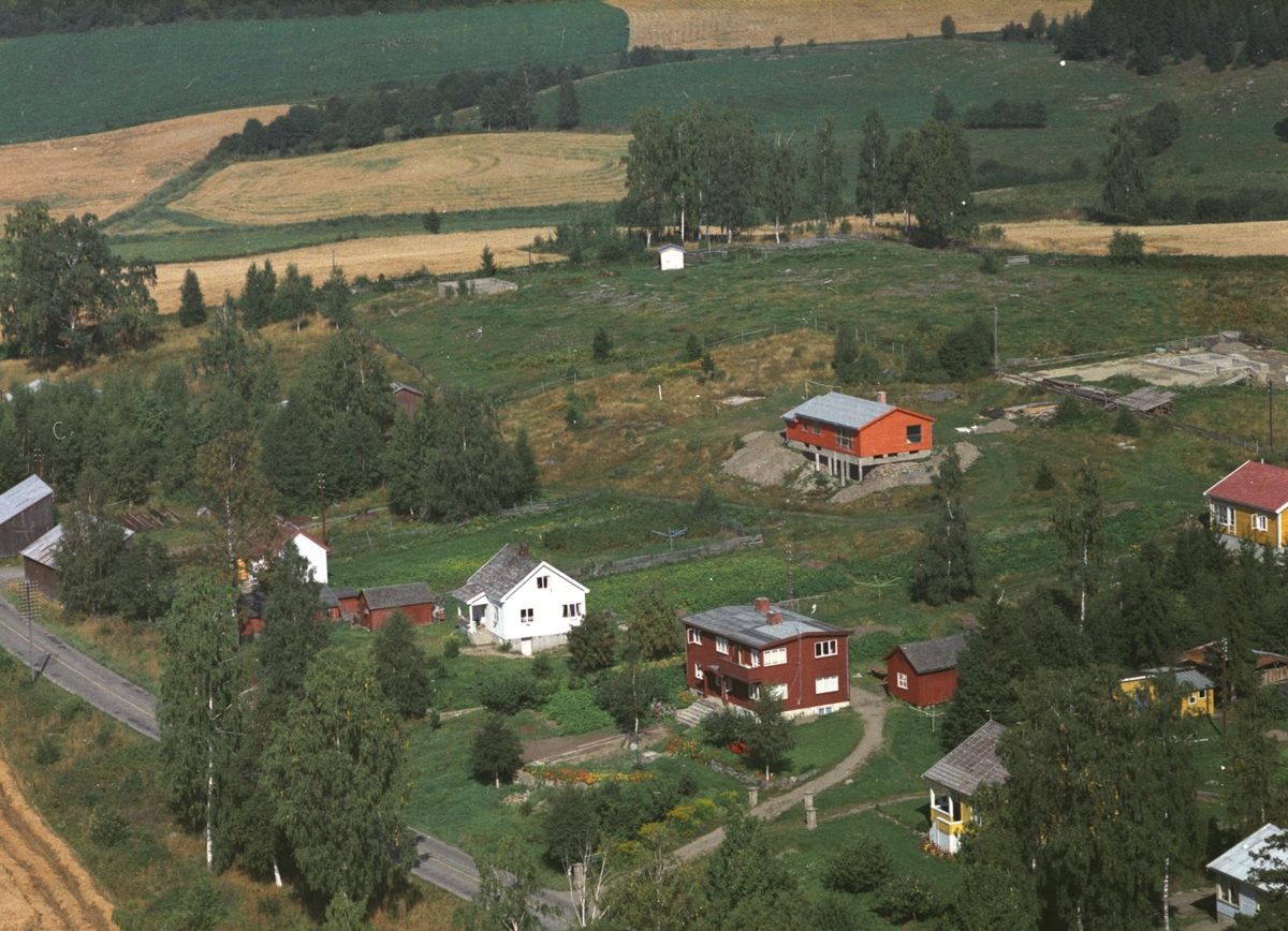 Widerøes Flyveselskap A/S, Flyfoto, Bjørkli, bebyggelse langs Ringsakervegen ovenfor Krokvik gard, Ringsaker.