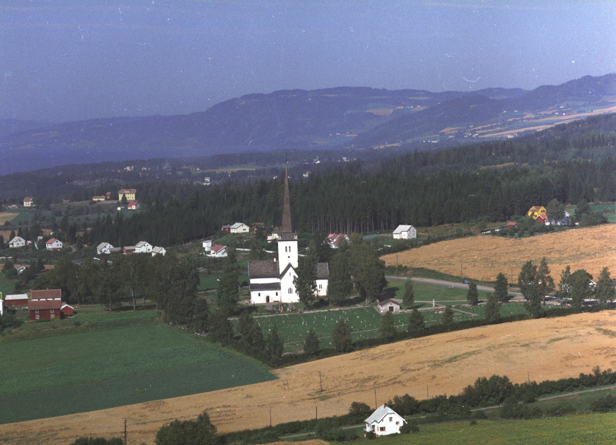 Widerøes Flyveselskap A/S, Flyfoto av Ringsaker kirke og området rundt.