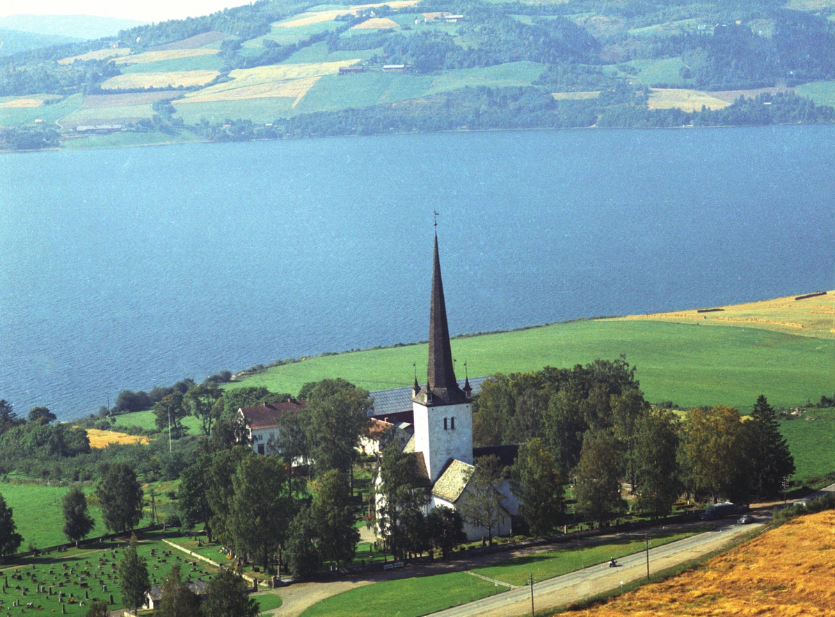 Widerøes Flyveselskap A/S, Flyfoto av Ringsaker kirke mot Mjøsa.