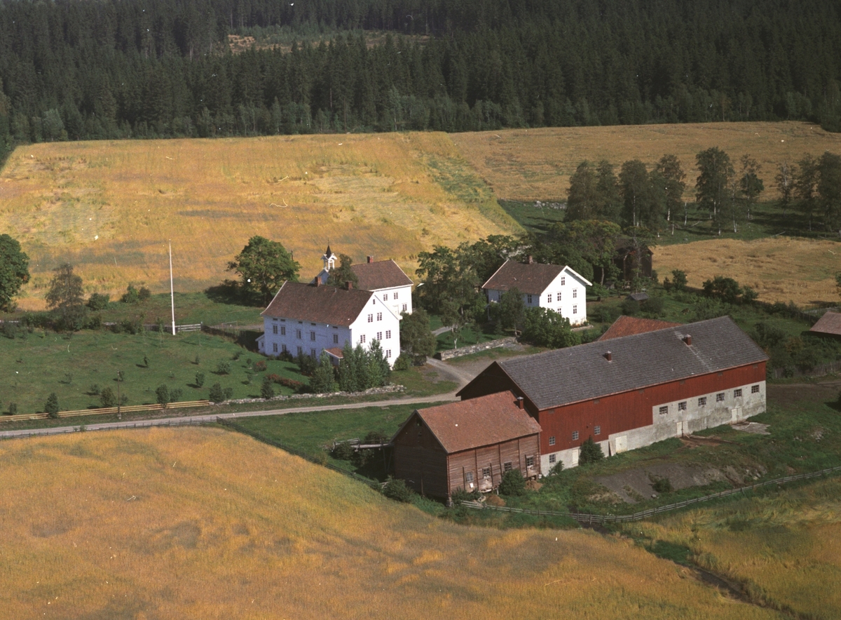 Widerøes Flyveselskap A/S, Flyfoto, Hjelmstad gard, Åshøgda, Ringsaker.
