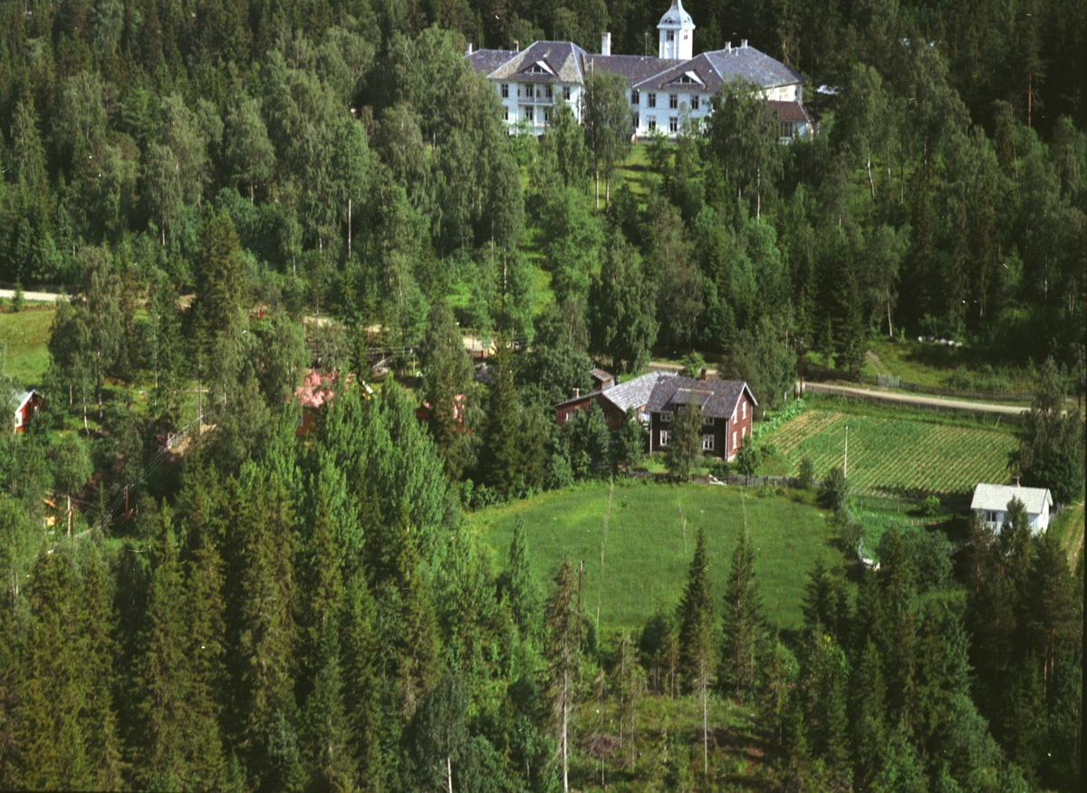 Widerøes Flyveselskap A/S, Flyfoto av Mesnalia kursted, Ringsaker med omegn. Rosendal i forgrunn.