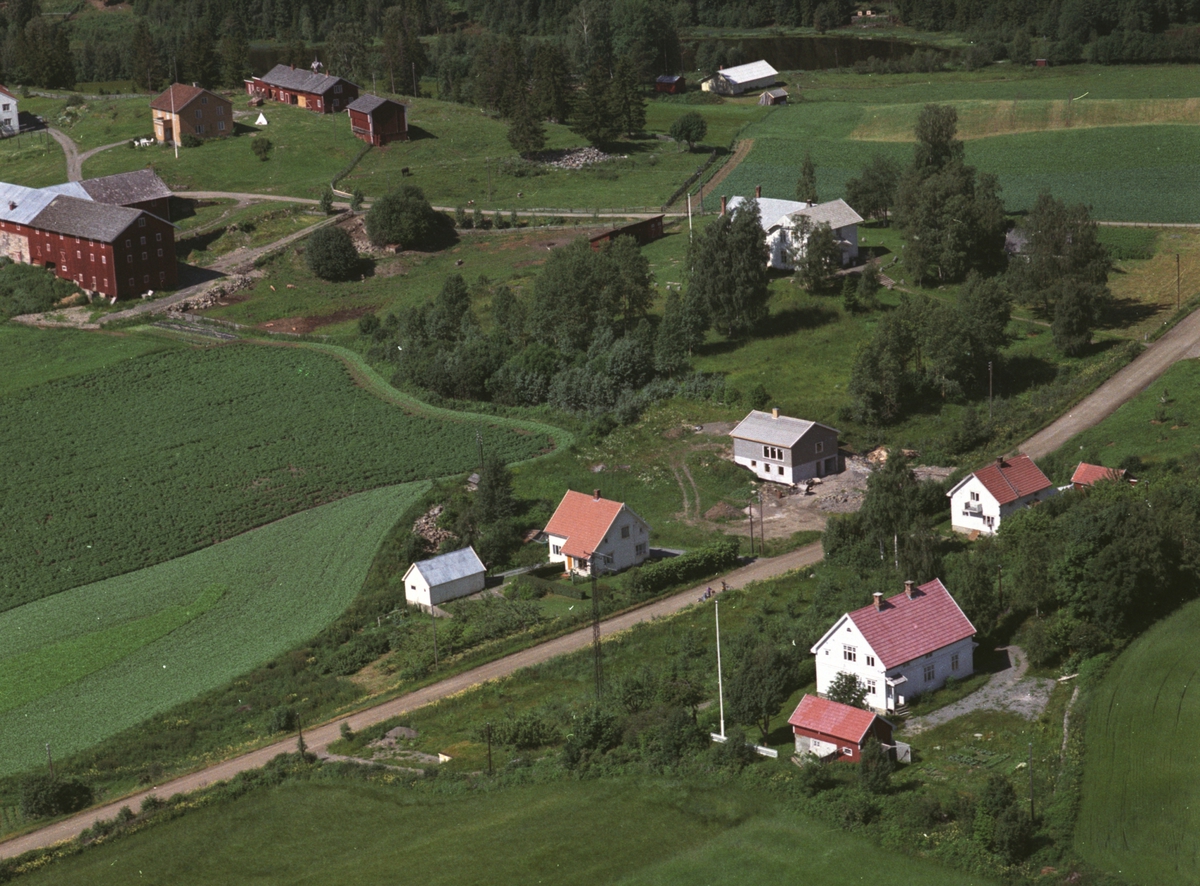 Widerøes Flyveselskap A/S, Flyfoto av Lyshaug, Renseriroa med Fredvang Forsamlingslokale, Stavsjø, Hedmark.
