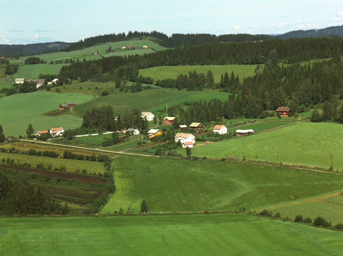 Widerøes Flyveselskap A/S, Flyfoto av Liberg og andre boliger på Ousdal, Stavsjø, Hedmark.