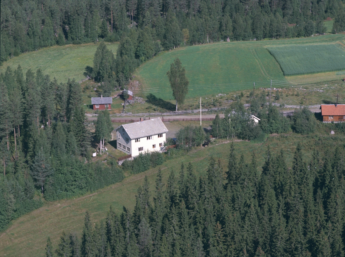 Widerøes Flyveselskap A/S, Flyfoto av Brattbakken skole, Næroset, Ringsaker. Nedlagt. Jorda i Kornlykkja over vegen.