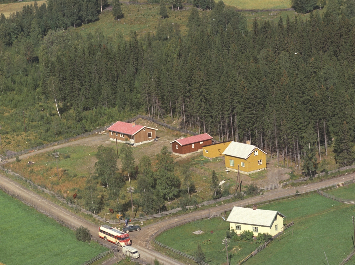 Widerøes Flyveselskap A/S, Flyfoto, Åsbakken, Åsmarka, Ringsaker. Vegkrysset Åsmarkvegen, Fjellvegen.