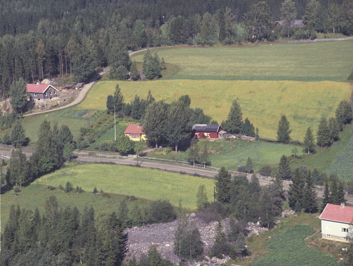 Widerøes Flyveselskap A/S, Flyfoto, bebyggelse ved Åsmarkvegen, krysset til Lismarkvegen. Ringsaker.