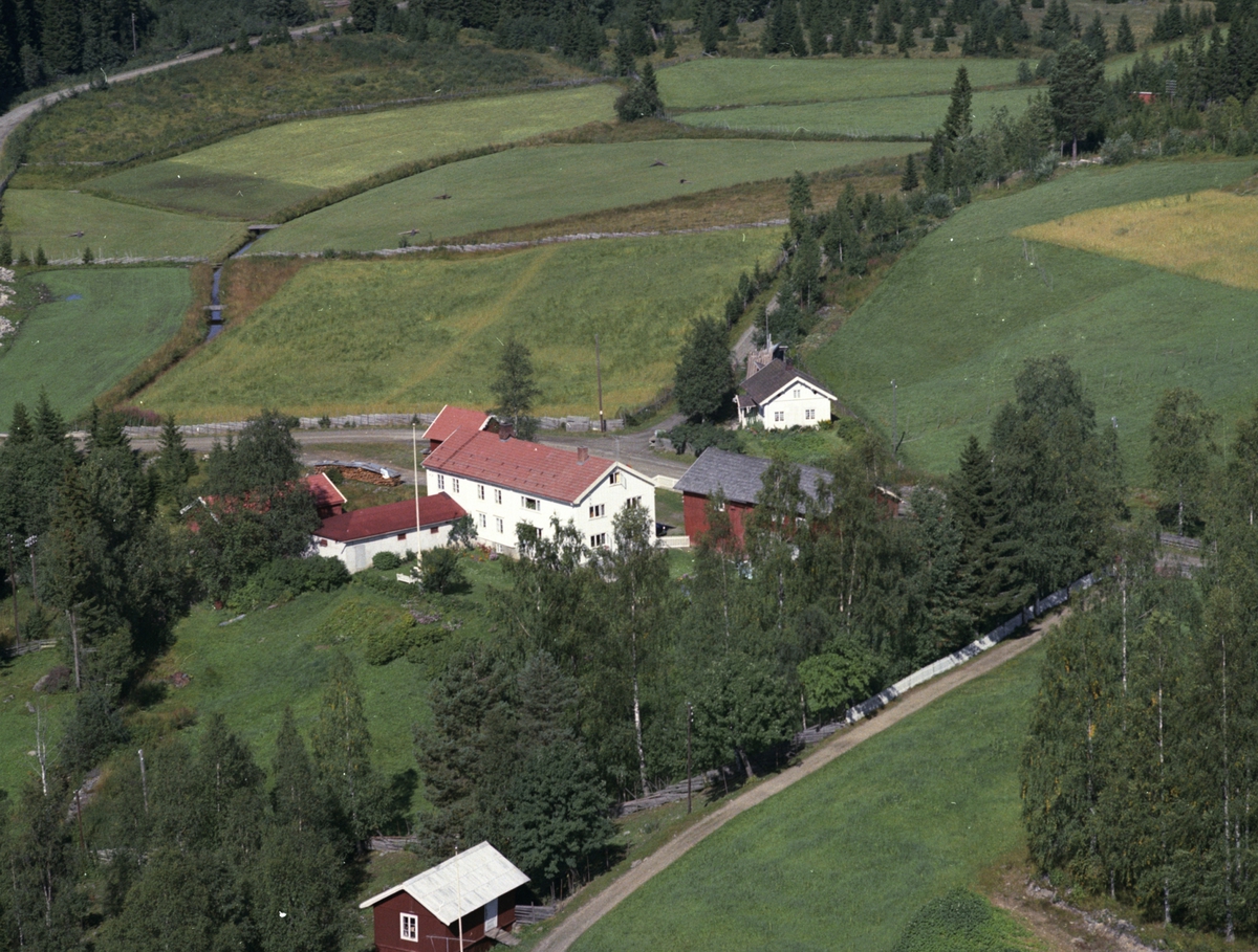 Widerøes Flyveselskap A/S, Flyfoto, Nygård landhandel, Lismarka, Ringsaker. I bakgrunnen den gamle telefonentralen.