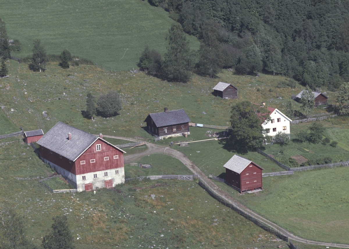 Widerøes Flyveselskap A/S, Flyfoto, Lismarka, Ringsaker. Dette er Midthaugen. Her var det på 1800-tallet både fyrstikkfabrikk og børsemakeri.