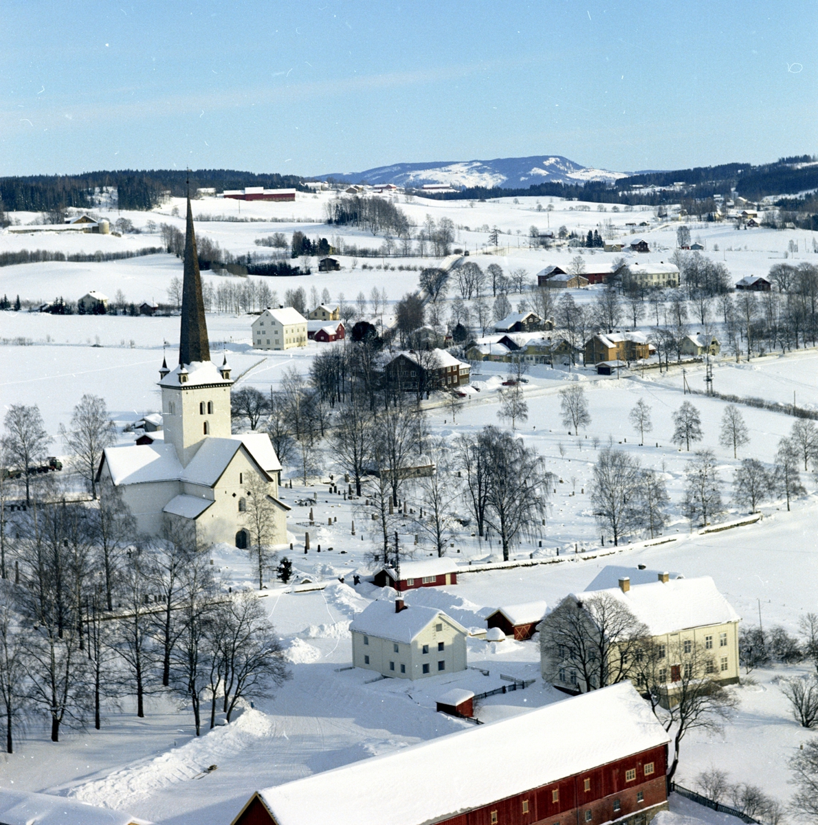 Widerøes Flyveselskap A/S, Ringsaker kirke og prestegard, flyfoto 1962, vinterlandskap Ringsaker