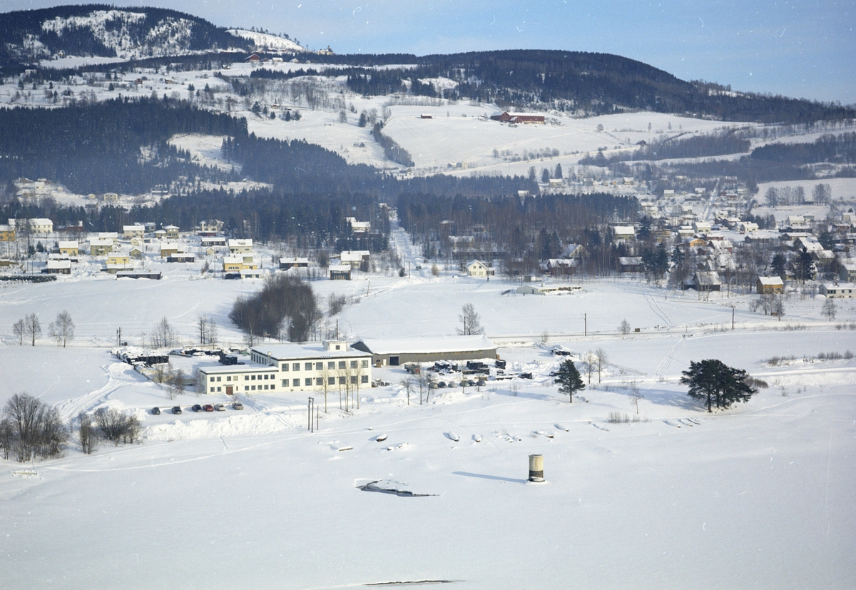Widerøes Flyveselskap A/S, Flyfoto, Stela Plastfabrikk, Nerkvern, Brumunddal, Ringsaker.