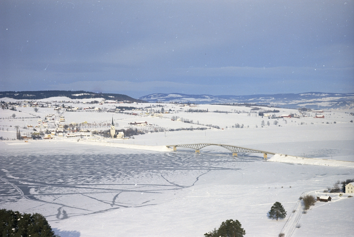 Widerøes Flyveselskap A/S, Flyfoto, Tingnes, vinter, Nes kirke, Nessundet bru, is på Mjøsa, Helgøya, Nes, Hedmark.