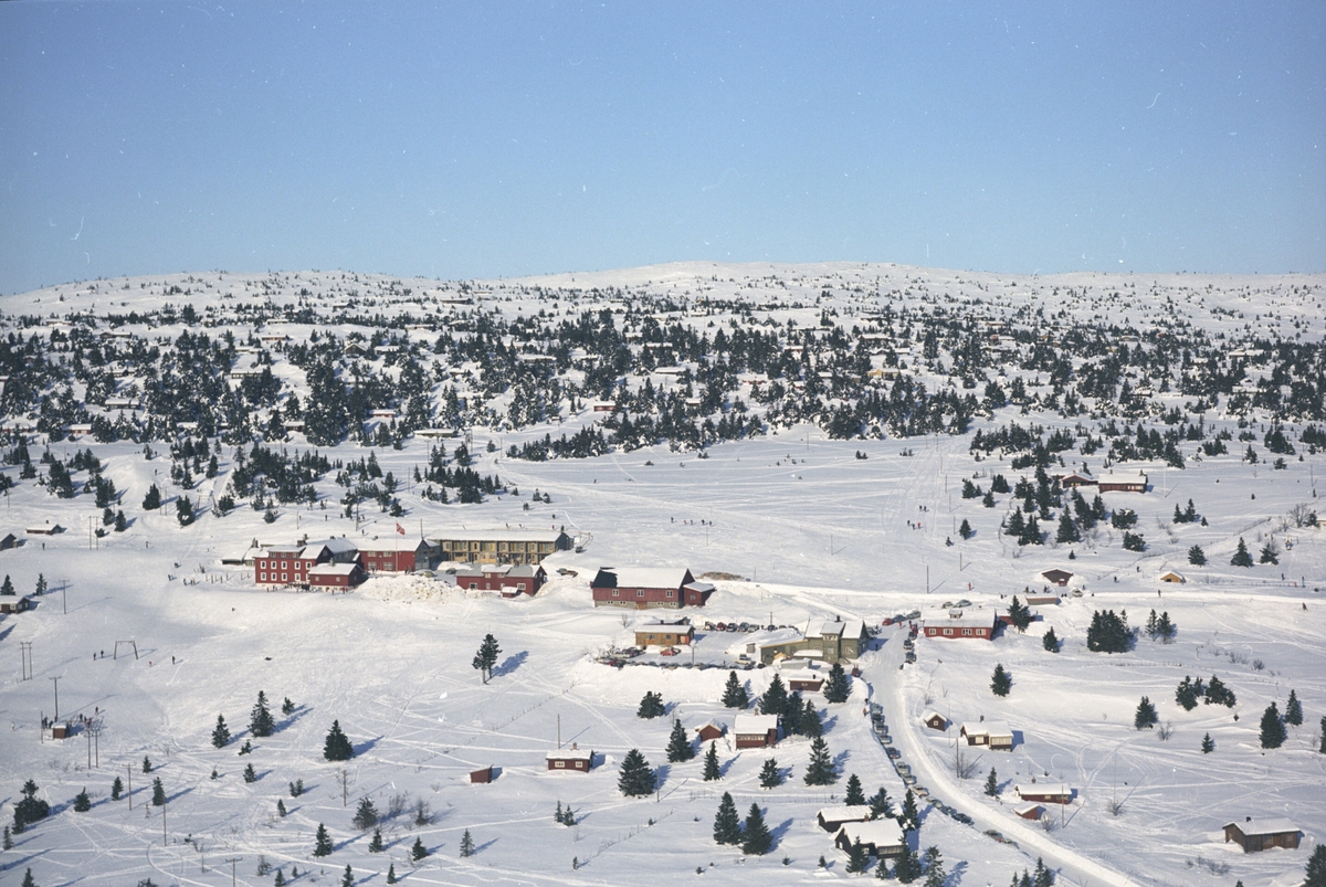 Widerøes Flyveselskap A/S, Flyfoto, vinterlandskap, Sjusjøen Fjellstue, Ringsaker.