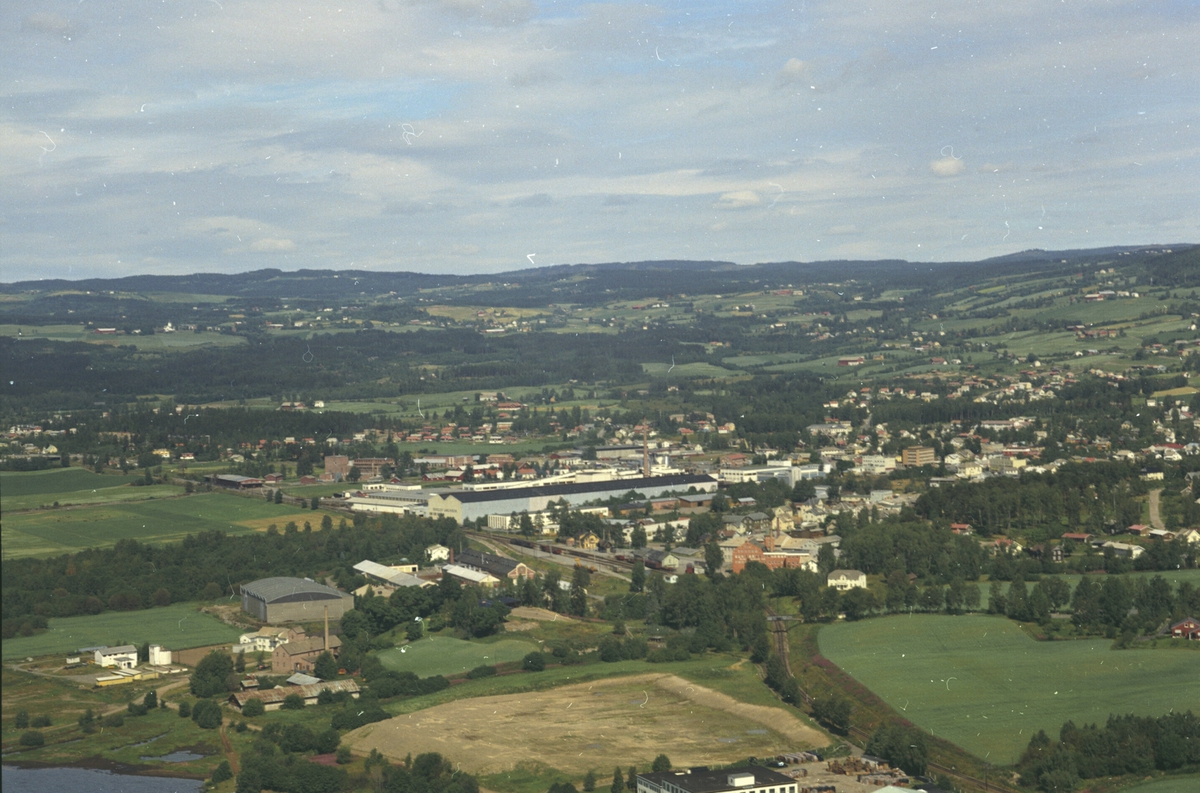 Widerøes Flyveselskap A/S, Flyfoto, Brumunddal, Ringsaker.T. FLYFOTO.